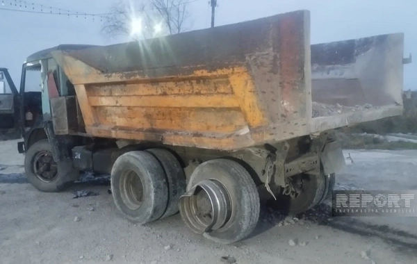 Kürdəmirdə "Mercedes" "KamAZ"a çırpılıb, yaralılar var