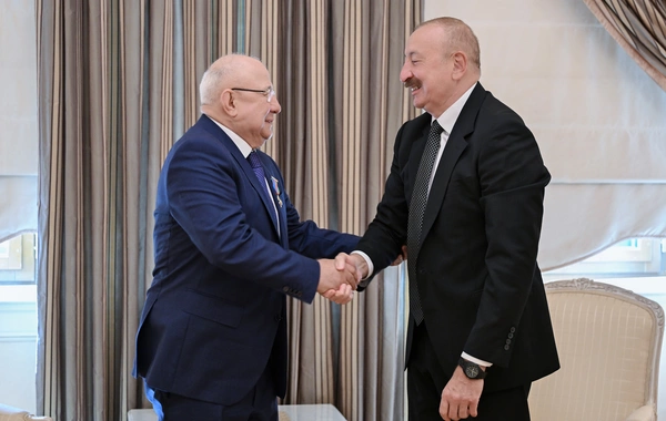 Президент Ильхам Алиев вручил Курбану Курбанову орден "Достлуг"