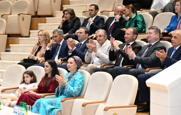 Leyla Əliyeva Arkadağ şəhərində əfsanəvi "Galkynyş" milli atüstü oyunlar qrupunun çıxışını izləyib