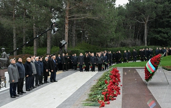 İqtisadiyyat Nazirliyinin əməkdaşları anım günü ilə bağlı Fəxri Xiyabanı ziyarət edib