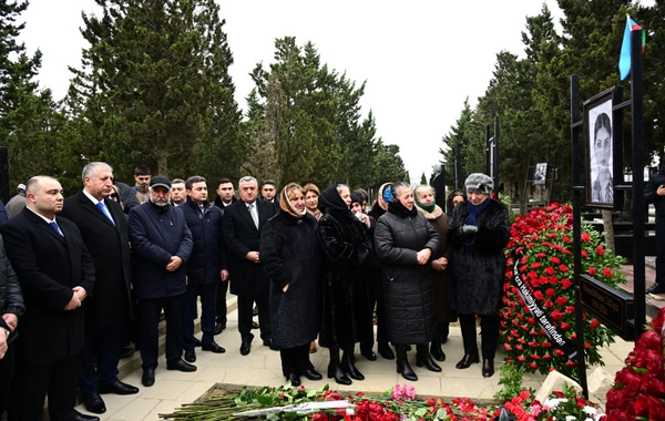 Azərbaycanın Milli Qəhrəmanı Hökumə Əliyevanın məzarı ziyarət edilib