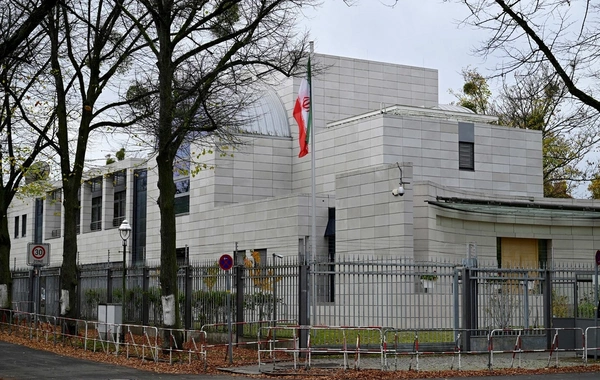 Etirazçılar Berlin səfirliyindəki İran bayrağını endirdilər