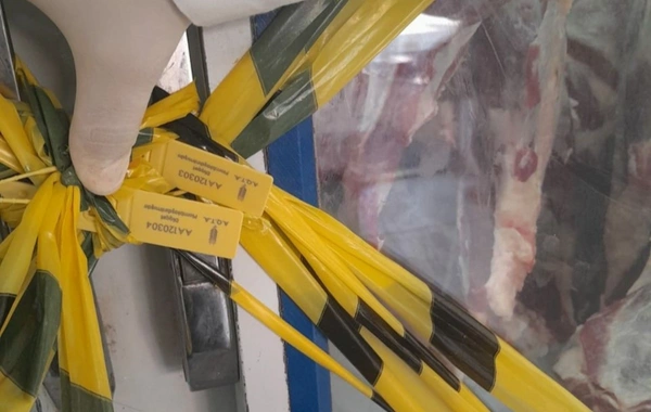 Ət alarkən diqqətli olun - İyrənc mənzərə