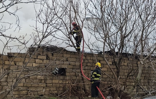 Bakının mərkəzində ev YANIR