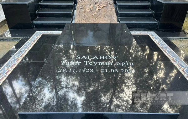 Xalq rəssamı Tahir Salahovun qəbirüstü abidəsi ucaldılıb