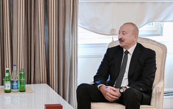 Президент Ильхам Алиев вручил Курбану Курбанову орден "Достлуг"