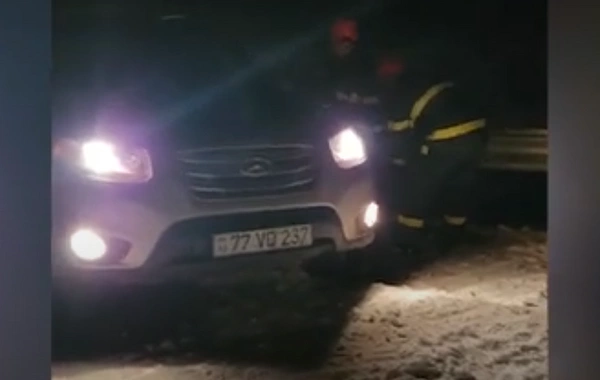 FHN: Şuşada yolların buz bağlaması ilə bağlı köməklik göstərilib