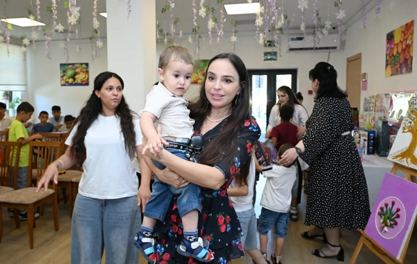 Leyla Əliyeva Şəkidə Uşaq evi sosial xidmət müəssisəsinin sakinləri ilə görüşüb