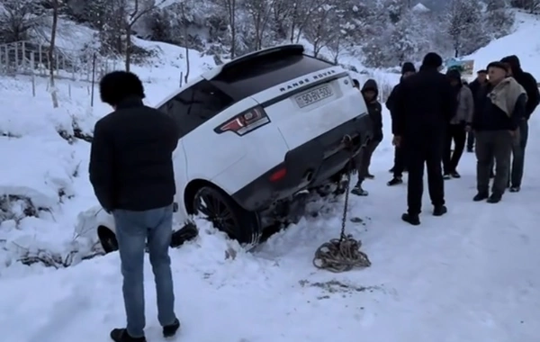 Qəbələ Laza yolunda qəza - Rang Rover qara aşdı