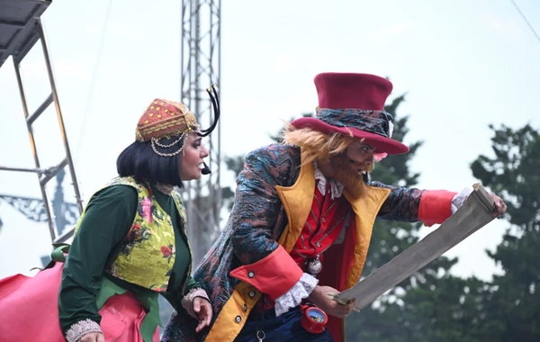 Leyla Əliyeva və Arzu Əliyeva "CandyFest" yay festivalını ziyarət edib və "Sehrli mirvari" su sirki şousunu izləyiblər