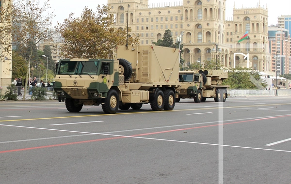 В Баку прошел марш военнослужащих в честь Дня Победы