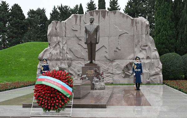 Prezident İlham Əliyev və birinci xanım Mehriban Əliyeva Ümummilli Lider Heydər Əliyevin məzarını ziyarət ediblər