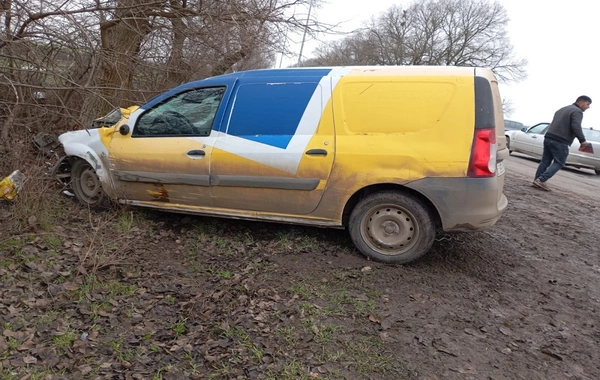 Cəlilabadda Azərpoçtun maşını ağaca çırpılıb, sürücü xəsarət alıb