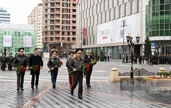 Müdafiə Nazirliyinin rəhbər heyəti Xocalı soyqırımı abidəsini ziyarət edib