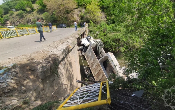Samuxda yük avtomobili çaya aşıb, ölən var