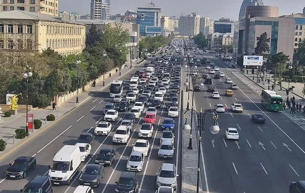Bakının bu yollarında nəqliyyatın sıxlığı yaranıb
