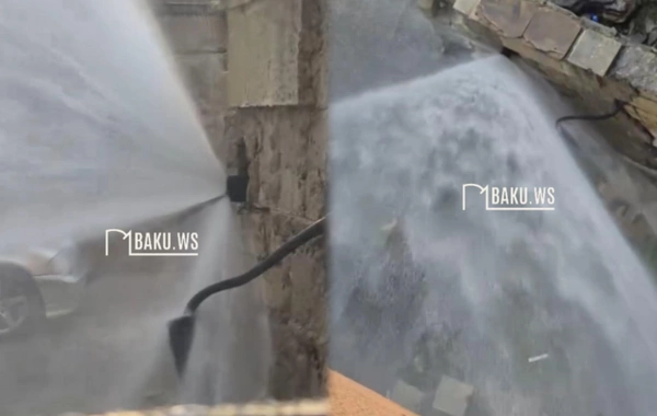 Прорыв трубы в Баку: двор многоэтажки превратился в озеро
