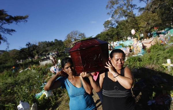 Dəfn mərasimində eyni kişi ilə münasibəti olduğu üzə çıxan iki qadın dava edib
