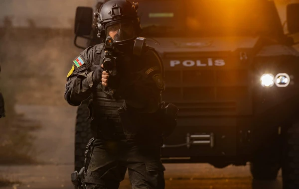 В Баку полиция обезвредила вооруженного преступника: кадры с места инцидента