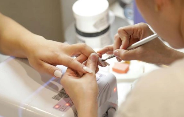 Aİ dırnaq salonlarında dırnaq gelinin istifadəsini qadağan edib
