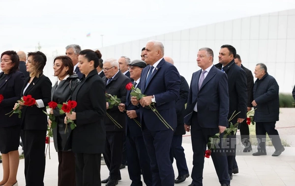 Dövlət və hökumət rəsmiləri Zəfər parkını ziyarət edib