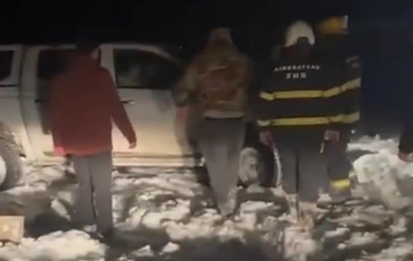 Jeep və Mitsubishidə köməksiz qalan vətəndaşlara yardım edildi