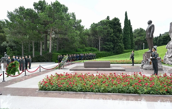 Zakir Həsənov Fəxri Xiyaban, Zəfər parkı və Hərbi Memorial Məzarlığı ziyarət edib