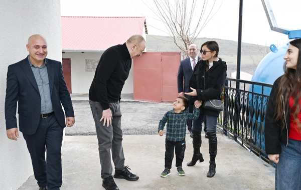 İlham Əliyev Xocavəndin Xanoba kəndində fərdi evlərin və infrastrukturun bərpası sahəsində görülən işlərlə tanış olub