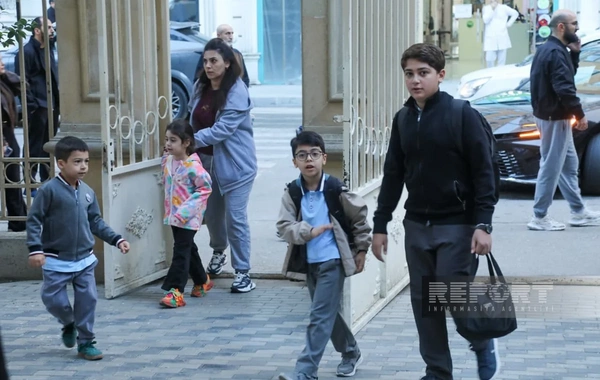 Bakıda 53 nömrəli tam orta məktəbdə vahid məktəbli geyimi ilə bağlı qərarın icrasına nəzarət olunur