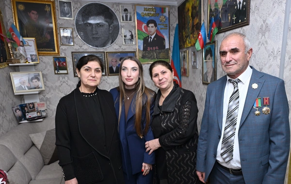 Лейла Алиева и Алена Алиева посетили Гянджинский мемориальный комплекс и семью Национального героя Натигa Гасымова