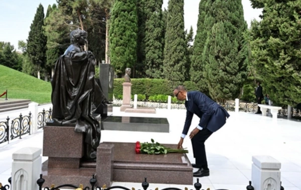 Ruanda Prezidenti Fəxri və Şəhidlər xiyabanlarını ziyarət edib