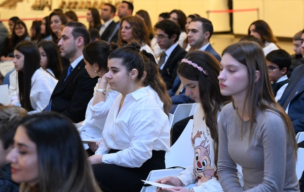 Heydər Əliyev Fondunun dəstəyi ilə alınan musiqi alətlərinin təqdimatı olub Heydər Əliyev Fondunun dəstəyi ilə alınan musiqi alətlərinin təqdimatı olub