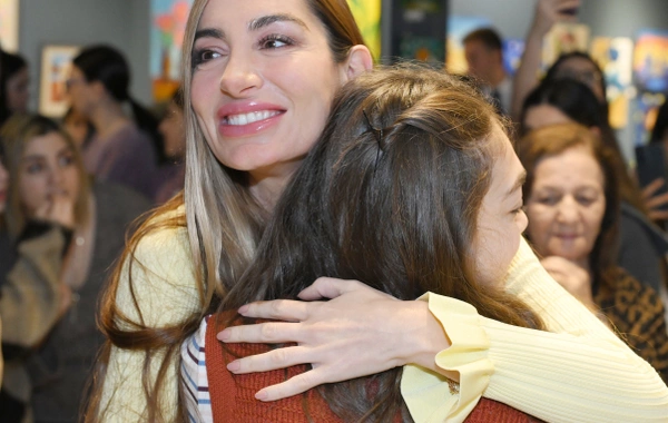 Arzu Əliyeva və Alena Əliyeva "Rənglərdə yaşanan 10 il" mövzusunda keçirilən sərgidə iştirak ediblər