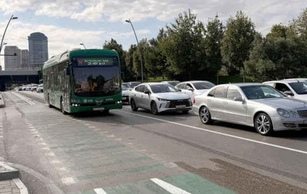 Еще на двух улицах Баку организованы специальные полосы для автобусов