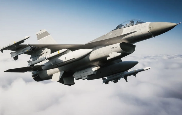 Trampın iqamətgahı üzərində həyəcanlı anlar: F-16 qırıcısı mülki təyyarəni ələ keçirdi