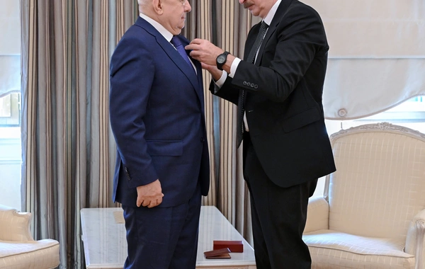 Президент Ильхам Алиев вручил Курбану Курбанову орден "Достлуг"