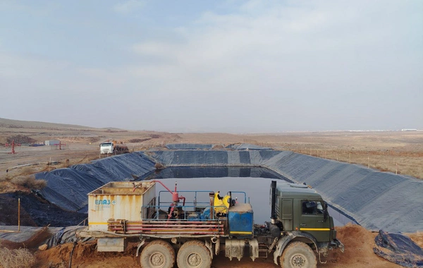 Özbəkistanın ən iri yataqlarından birində neft sızması baş verib