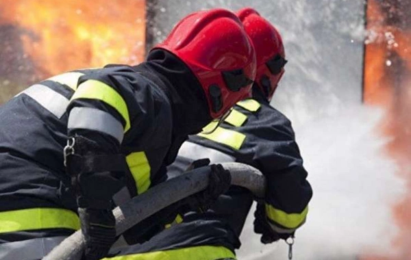 Kürdəmirdə Mercedes yanıb