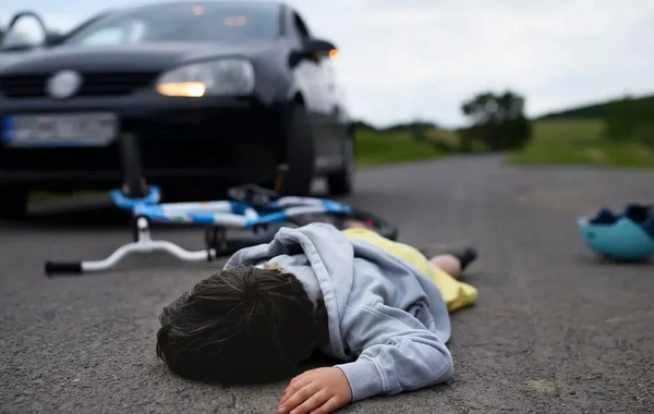 Salyanda avtomobil 10 yaşlı uşağı vuraraq öldürüb