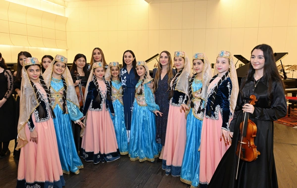 Heydər Əliyev Fondunun dəstəyi ilə alınan musiqi alətlərinin təqdimatı olub Heydər Əliyev Fondunun dəstəyi ilə alınan musiqi alətlərinin təqdimatı olub