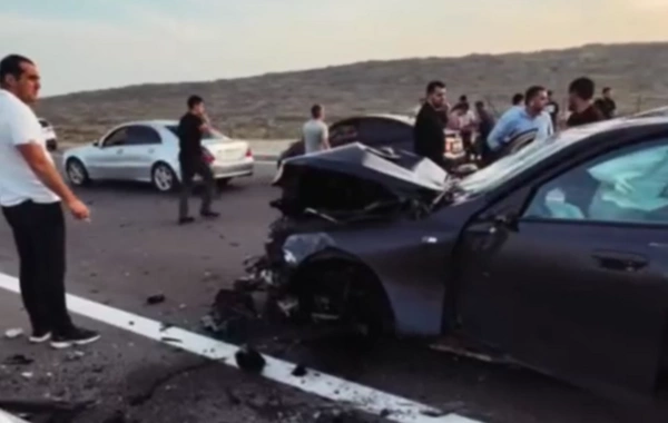 Bakı Dairəvi Yolunda ağır qəza: BMW beton maneəyə çırpıldı