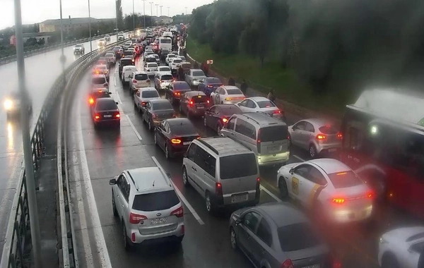 Yük avtomobili yolda qalaraq tıxac yaratdı