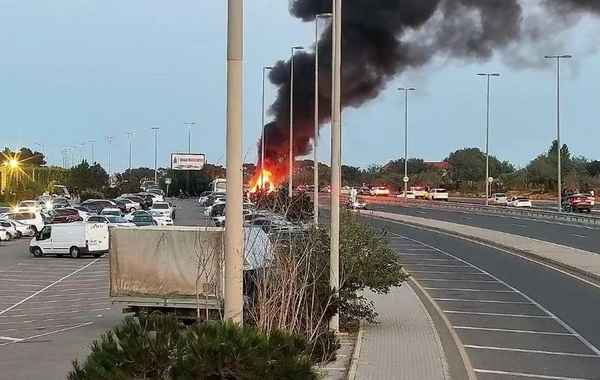 Zuğulba şosesində avtomobildə baş verən yanğın sıxlığa səbəb olub