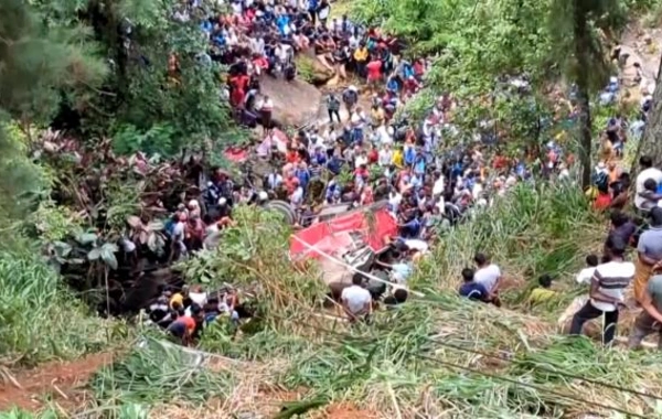 Şri-Lankada sərnişin avtobusu dərəyə aşıb: 21 ölü, 14 yaralı