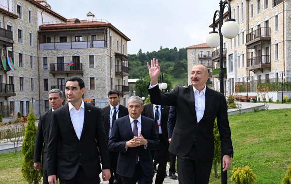 İlham Əliyev və Sərdar Berdiməhəmmədov Şuşa şəhərində inşa edilmiş birinci yaşayış kompleksində olublar