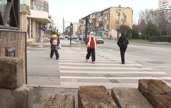 Bakıda restoran piyada keçidini zəbt etdi