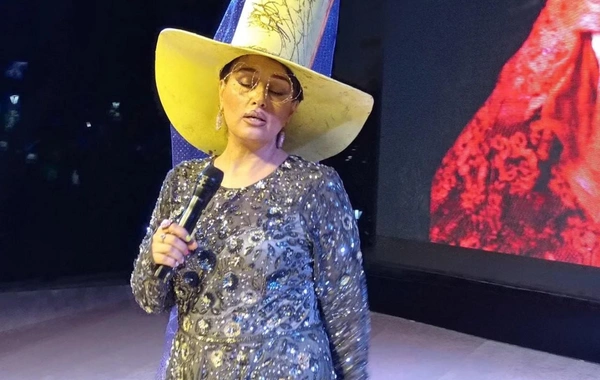 Elza Seyidcahanın şlyapası gündəm oldu