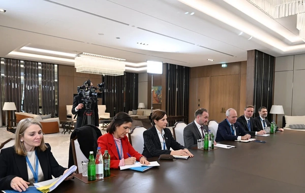 İlham Əliyev Avropa Komissiyasının enerji və mənzil siyasəti üzrə komissarını qəbul edib