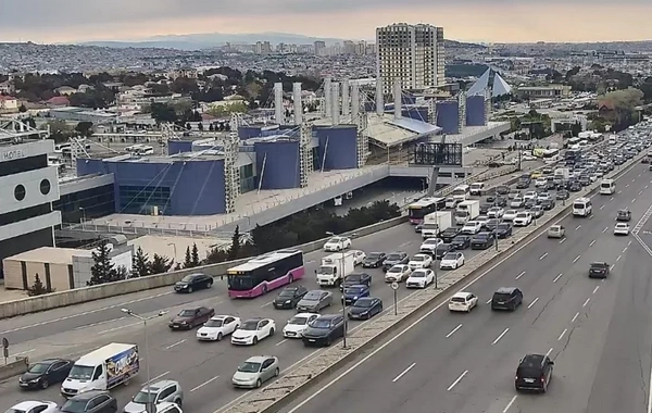 Bakının bir sıra yollarında tıxac yaranıb