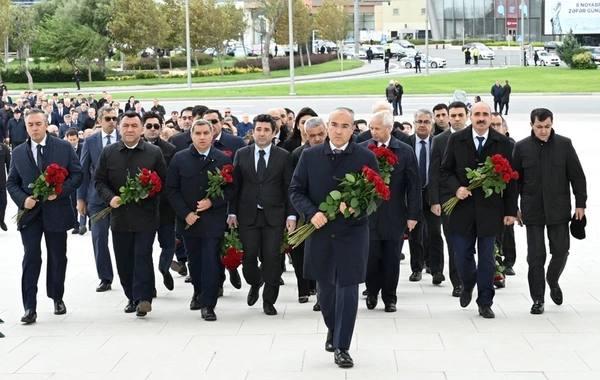 İqtisadiyyat Nazirliyinin kollektivi Zəfər parkını ziyarət edib